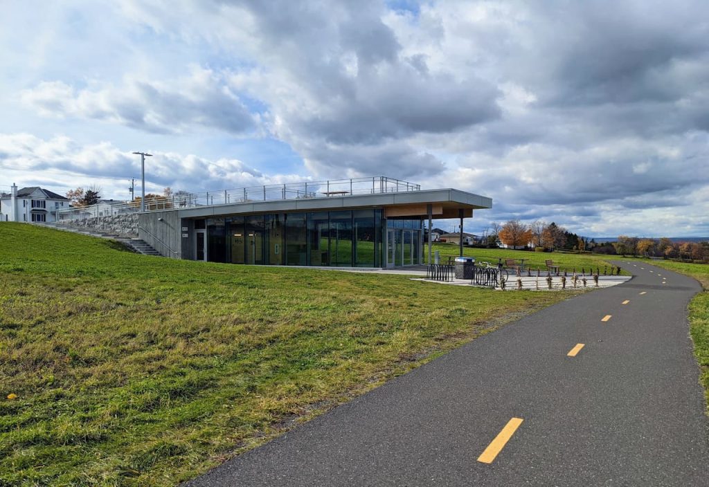 Thumbnail-For-Parc de la Pointe-De la Martinière-Main-Building-By-Money911