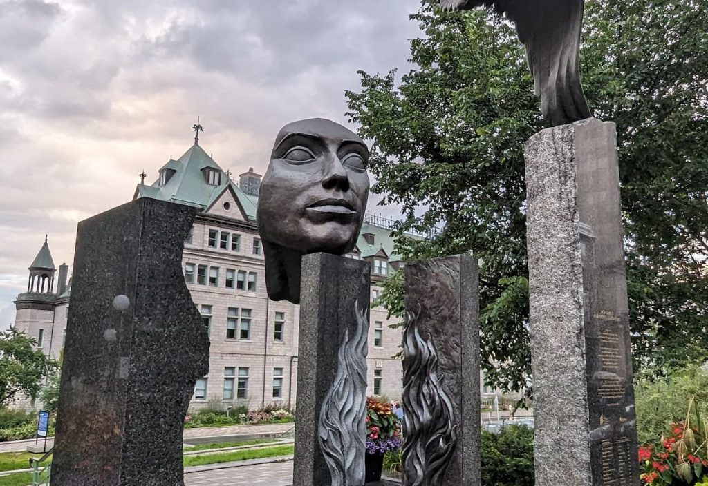 Thumbnail-For- Sculpture-City Hall Gardens-By-Money 911