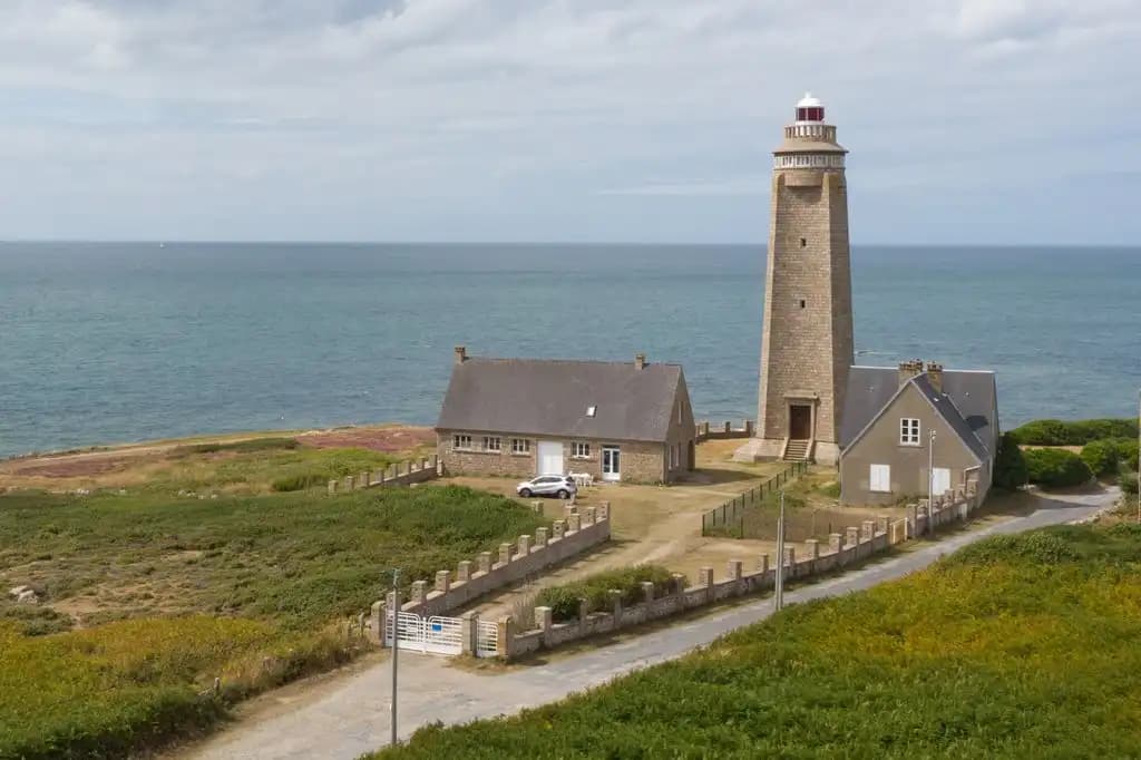 Thumbnail-For-Le phare-de-levis-photo-By-Money 911